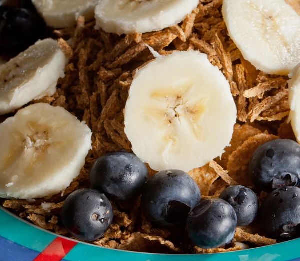 Slices of banana and blueberries on cereal — Stock Photo, Image