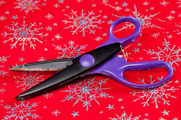 Pinking shears or scissors cutting — Stock Photo, Image