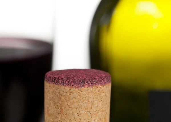 Kırmızı şarap cork cam önünde batırılmış — Stok fotoğraf