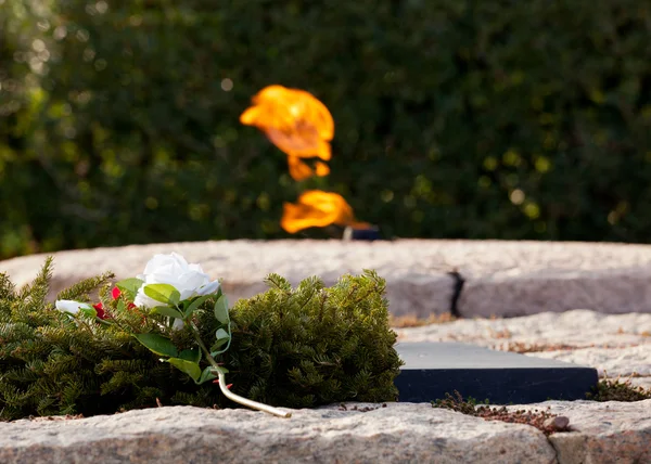 Boże Narodzenie wieniec przez jfk memorial — Zdjęcie stockowe