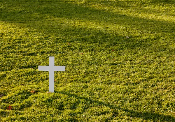 Тень, брошенная крестом для Роберта Кеннеди — стоковое фото