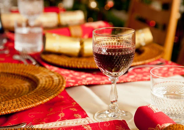 Engelse kerst tafel met crackers — Stockfoto