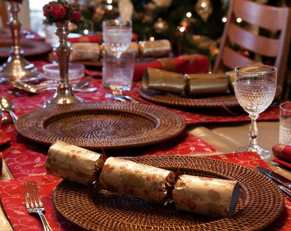Ελληνικά Χριστουγεννιάτικο τραπέζι με κροτίδες — Φωτογραφία Αρχείου