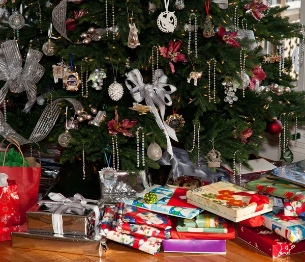 Árvore de Natal decorada em casa — Fotografia de Stock