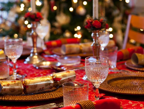 Englische Weihnachtstafel mit Crackern — Stockfoto