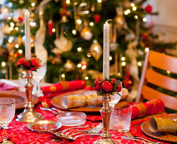 English Christmas table with crackers — Stock Photo, Image
