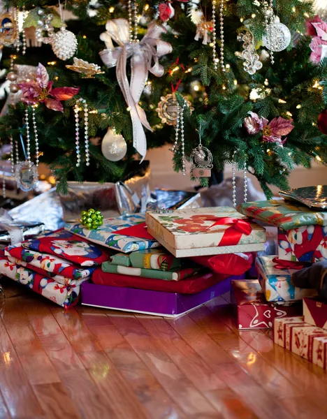 家に飾られたクリスマスツリー — ストック写真