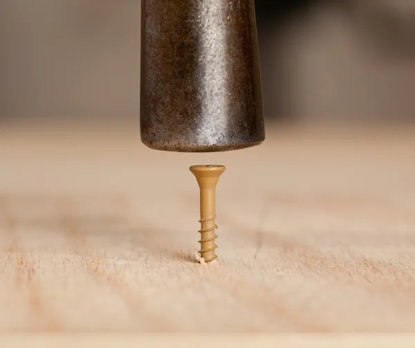 Schraube mit Hammer ins Holz geschlagen — Stockfoto
