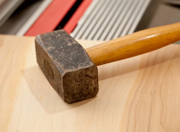 Stor klump hammare på arbetsbänk — Stockfoto