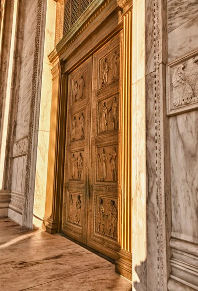 Doors of Supreme court — Stock Photo, Image