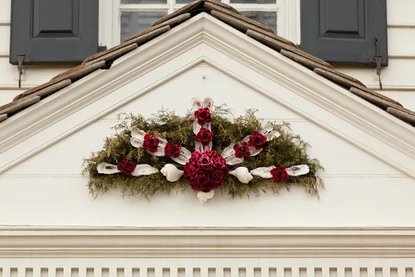 正面玄関上の伝統的なクリスマス リース — ストック写真