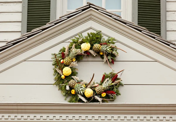 Traditional xmas wreath above front door — Stock Photo, Image