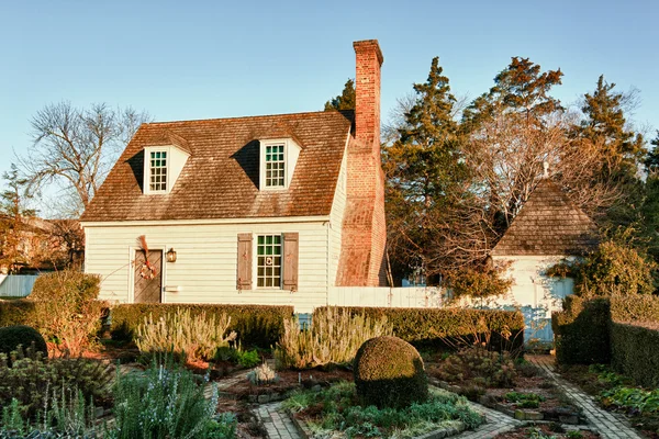 Casa velha e jardim em Williamsburg Colonial — Fotografia de Stock