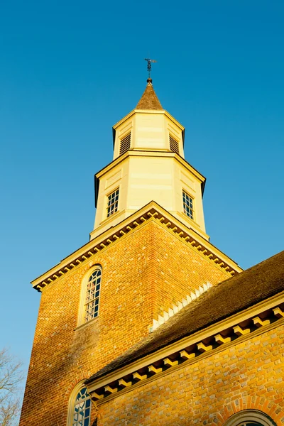 Ciepłych promieni słonecznych na wieży kościoła parafialnego bruton — Zdjęcie stockowe