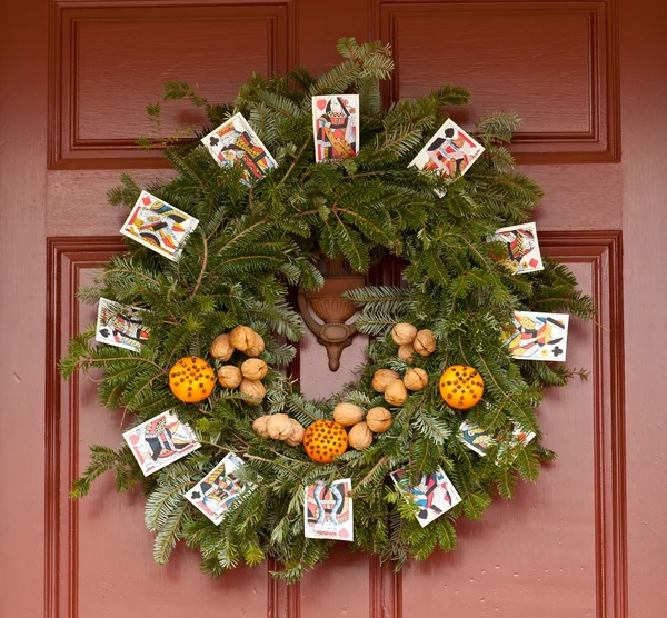 正面玄関の上の伝統的なクリスマス リース — ストック写真