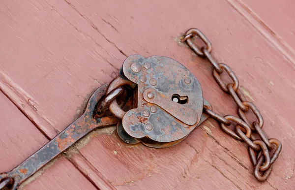 Παλαιά κλειδαριά και αλυσίδα στο ξύλο — Φωτογραφία Αρχείου