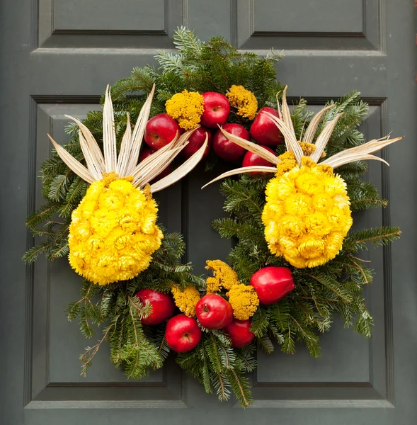 Couronne de Noël traditionnelle sur la porte d'entrée — Photo