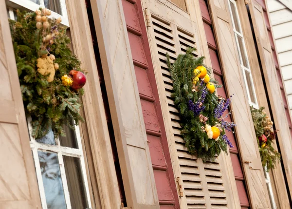 Традиционный рождественский венок на входной двери — стоковое фото