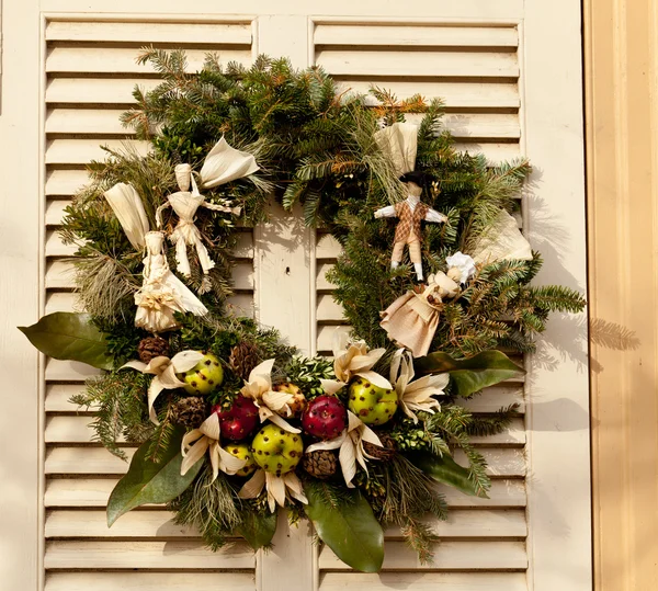 Couronne de Noël traditionnelle sur la porte d'entrée — Photo