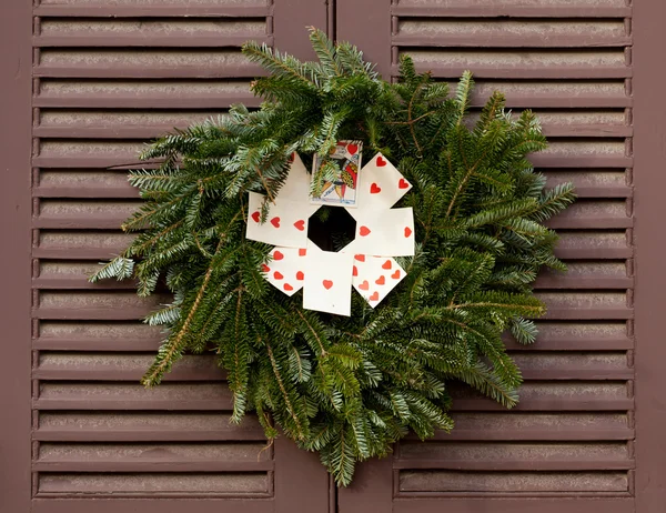 Παραδοσιακά Χριστούγεννα στεφάνι στη μπροστινή πόρτα — Φωτογραφία Αρχείου