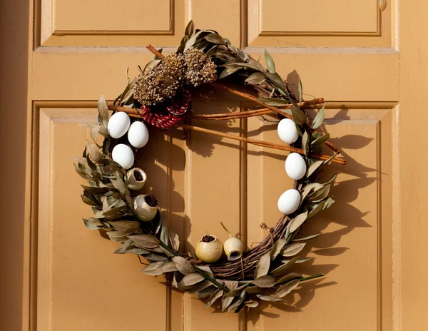 Corona de Navidad tradicional en la puerta principal — Foto de Stock