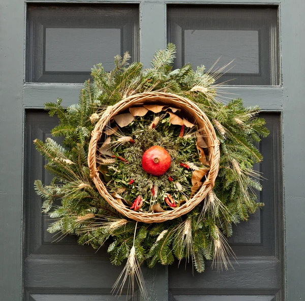 Παραδοσιακά Χριστούγεννα στεφάνι στη μπροστινή πόρτα — Φωτογραφία Αρχείου