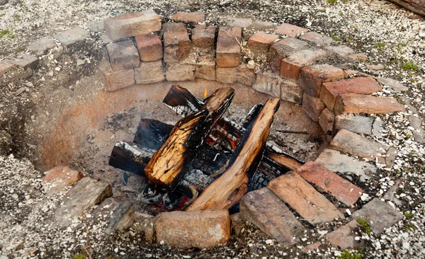 Velho tijolo firepit — Fotografia de Stock