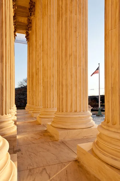 最高裁判所および米国旗の pllars — ストック写真
