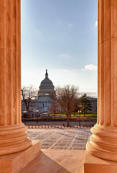 Pilares de la Corte Suprema y el Capitolio — Foto de Stock