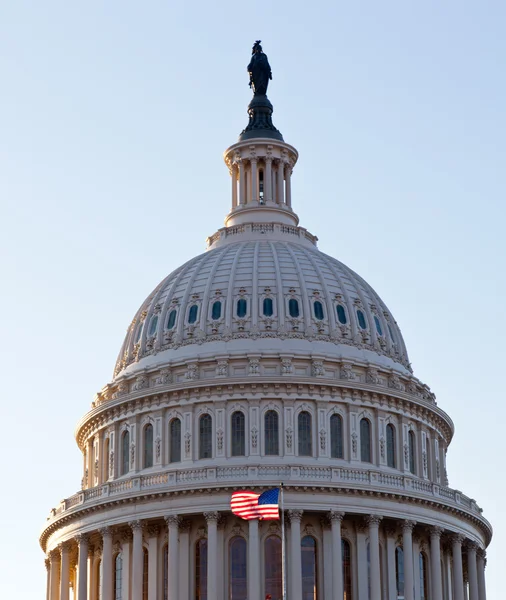 旗帜飘扬在华盛顿国会大厦前 — 图库照片