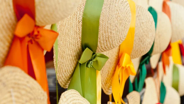 Fila de chapéus de palha com fitas — Fotografia de Stock
