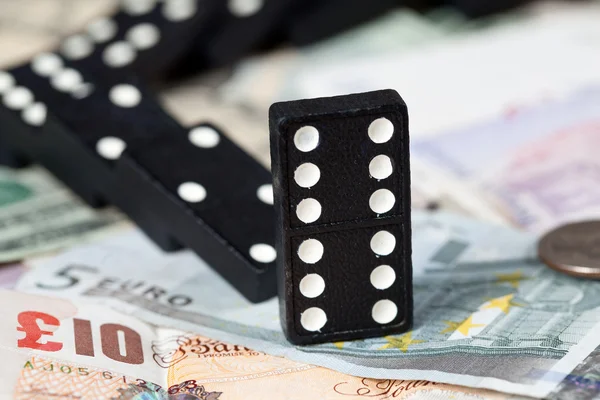 Fallna dominobrickor på sedlar — Stockfoto