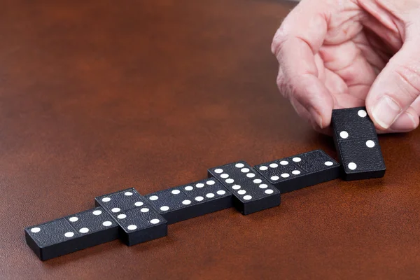 Jogo de dominós na mesa de couro — Fotografia de Stock