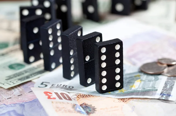 Dominosteine auf Geldscheinen — Stockfoto
