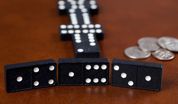 Juego de dominó en la mesa de cuero —  Fotos de Stock