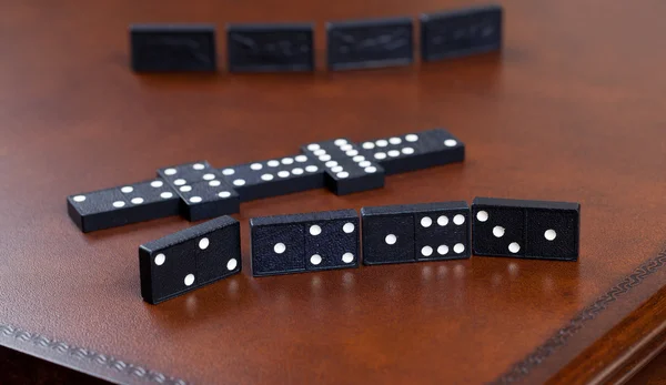 Juego de dominó en la mesa de cuero — Foto de Stock