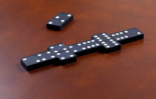 Spel van Domino's op lederen tafel — Stockfoto