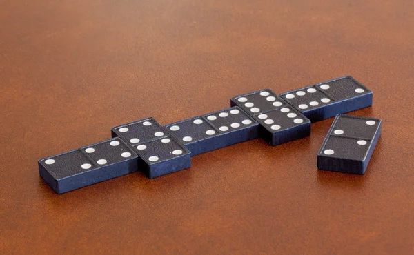 Spel van Domino's op lederen tafel — Stockfoto