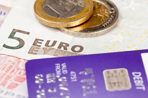 Focus sur le débit sur carte avec euro — Photo