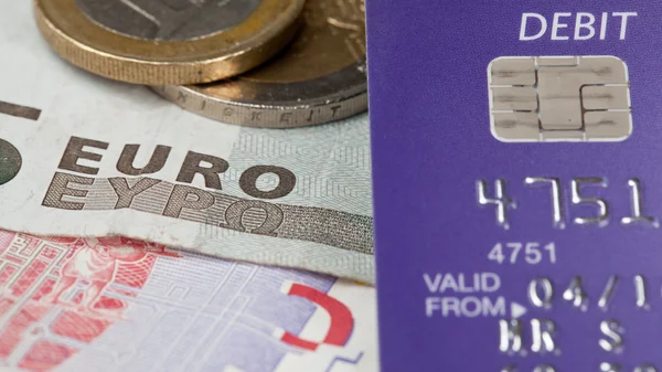 Foco no débito no cartão com euro — Fotografia de Stock