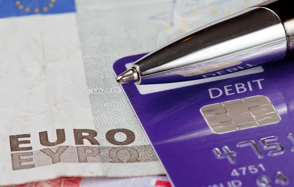 Foco no débito no cartão com euro — Fotografia de Stock