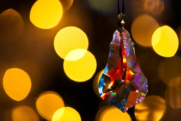 Geschliffene Glasdekoration vor dem Weihnachtsbaum — Stockfoto