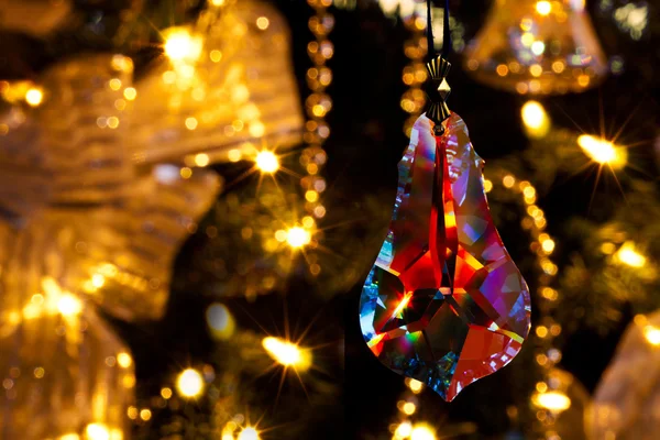 Décoration en verre coupé devant l'arbre de Noël — Photo