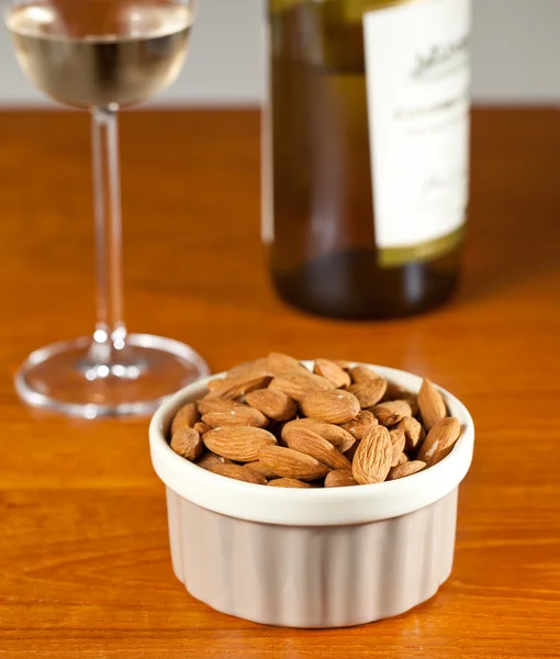 Almond organik mentah dalam mangkuk — Stok Foto
