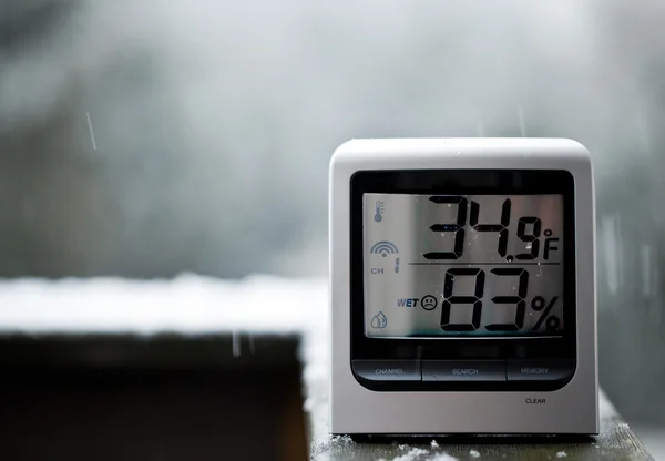 Snö faller bakom termometer — Stockfoto