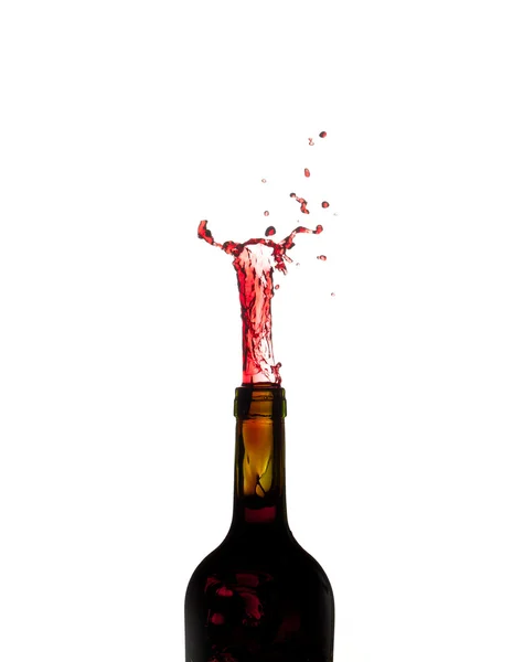 Rode wijn schieten uit groene fles — Stockfoto