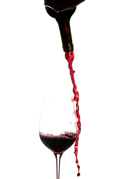 Wein aus der Flasche ins Glas — Stockfoto