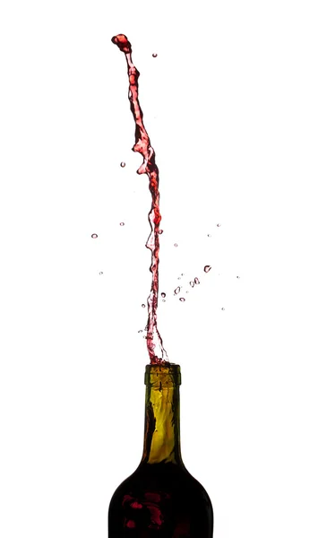 Rode wijn schieten uit groene fles — Stockfoto