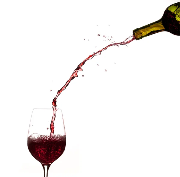 Wijn die uit de fles in glas wordt gegoten — Stockfoto