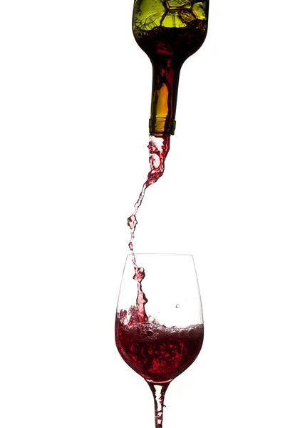 Vinho derramando de garrafa em vidro — Fotografia de Stock